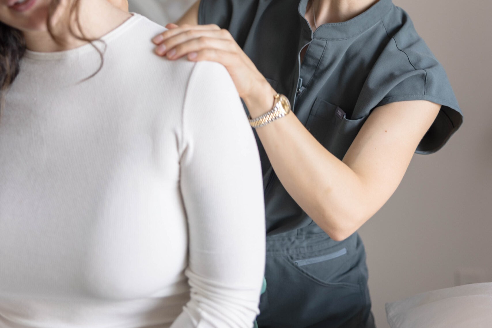 Shen Medicine practitioner easing neck and shoulder tension for a mom dealing with stress and burnout in Nashville